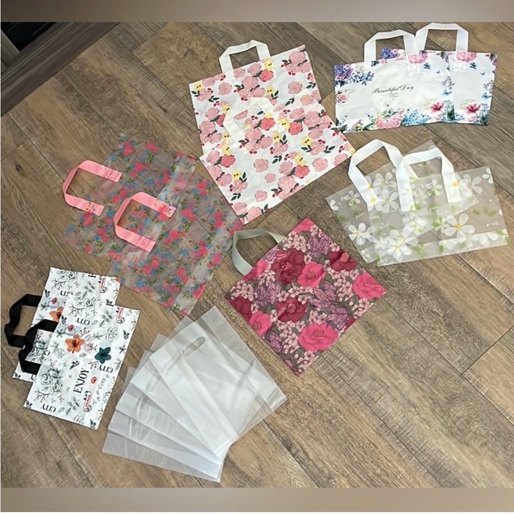 Elegant Floral Gift Bag Set with Tissue Paper